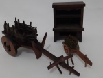 Três mine enfeites em madeira ,carroça e estante/ carro de bois da Galicia/Espanha material manual - Medidas: 17x5x7 cm,  8x3x3 cm e 7x3,5x9 cm.