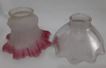 Duas cúpulas  em vidro- Diâmetro: 06 cm ( boca)  14x11 cm ( cúpula rosa com pequeno lascados) e 5 cm ( boca) e 15x10 cm.