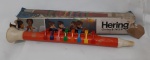 Brinquedo didático, clarinete da marca Hering Clarina/Espanhol), ainda acomodado em sua caixa original, com marcas do tempo e uso, funcionando. A anos 80.