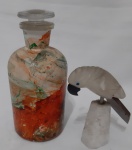 Uma garrafa pintada e  uma arara decorativa em pedra natural - Medidas: 15 cm ( garrafa) e 10 cm ( arara, lote com uma asa quebrada)