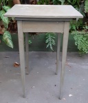 Antiga mesa de canto pintada - Medidas: 54x44x79 cm