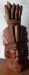 Escultura antiga representando índio/ figa em madeira - Medidas: 12x8x28 cm