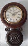 Antigo relógio despertador de parede a corda, modelo oito confeccionado em madeira, da marca rubinich, nao  funciona. Altura: 27 cm