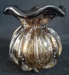 Lindo vaso em vidro de murano gomado, borda ondulada. Medidas:  12x12 cm.