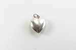 Pingente em prata na forma de coração. Tamanho : 2 cm x 2 cm.