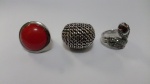 3 Anéis de biju, de materiais diversos e modelos diferentes.