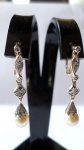 Par de brincos antigos em ouro 18 k, adornado com brilhantes e pérolas originais.