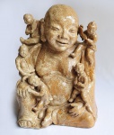 Antiga escultura japonesa de Buda da fertilidade em cerâmica vitrificada ladeado por crianças. Peça de estúdio. Assinada no fundo. Med. 22 x 31 x 19 cm.