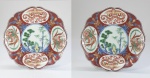 Par de antigos pratos rasos em porcelana japonesa IMARI, fundo vermelho, bordas recortadas, decorados com dragões, elementos florais e Fênix. Marca Fuki Choshun, período Meiji (1868-1912). Med. 24 cm.