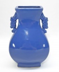 Antigo vaso em porcelana chinesa em esmalte monocromático Azul Lavanda (Lavander Blue)  com alças moldadas. Sem marcas no fundo. Séc.XIX/XX. Med. 23 cm.