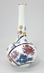 Antigo vaso solifleur para IKEBANA em porcelana japonesa azul e branca, decorado com flores e folhagens em esmaltes policromados. Marca no fundo. Primeira metade do séc XX. Med. 21 cm