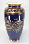 VIEUX PARIS (Velha Paris) - Séc.XIX - Grande vaso bojudo em pesada porcelana fundo azul cobalto, decorado com arabescos e folhagens em dourações em ouro brunido. Sem marca no fundo. Med. 36 cm