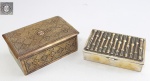 Hamburg Süd (German Shipping Company) - Duas caixas para cigarros, sendo uma rara caixa para cigarros em metal decorada com padrão oriental e as inicias da HSDG na tampa, possivelmente usada nos navios que chegaram ao Brasil no final do séc.XIX; uma caixa  japonesa em bronze, decorada com padrão bambú.