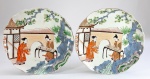Par de antigos pratos rasos em porcelana japonesa ARITA, séc.XIX, decorados com damas em quimono vermelho e árvores. Detalhes em douração. Med. 22 cm.