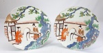 Par de antigos pratos rasos em porcelana japonesa ARITA, séc.XIX, decorados com damas em quimono vermelho e árvores. Detalhes em dourado. Med. 22 cm.  Desgastes no vermelho e um bicadinho.