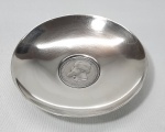 Cinzeiro em prata de lei teor 925 com moeda do Império brasileiro. med. 12 cm. Peso líquido 79 gramas.