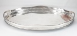 Grande bandeja inglesa oval em silverplate (Silver on copper) Med. 60 x 40 x 6.5 cm. Alguns desgastes no banho.