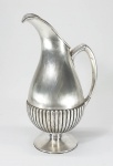 Antiga jarra em metal Eberle, no estilo georgiano com desgastes. Med. 30 cm