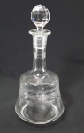 SAINT LOUIS - Séc.XIX - Garrafa em cristal francês, delicadamente lapidada com guirlandas florais. Med. 28 cm. Necessita limpeza. (obs; fungo)