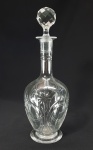 ART NOVEAU - cerca de 1900 - Elegante garrafa em cristal francês, lapidação floral característica do período. Med. 32 cm.