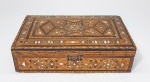 Antiga caixa de joias marroquina em madeira com marqueterie de osso e madrepérolas. Forração azul original no interior. Pequenas perdas. Med. 22 x 13 x 06 cm.