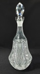 BOHEMIA - Grande garrafa em cristal alemão translucido, lapidação de palmas, carreaux, haste facetada e base estrelada. Tampa no formato de pinha. Alt. 41 cm