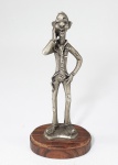 Escultura italiana feita a mão em estanho polido, representando figura de palhaço. Base em madeira. Etiqueta no fundo. Med. 14 cm.