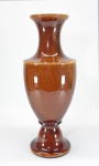 Floreira em cerâmica esmaltada e vitrificada na cor marrom. Alt. 42 cm