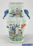 CHINA - Antigo 'CONJOINED VASE' dito 'Vaso Gêmeo' em porcelana chinesa, decorado com IMORTAIS em esmaltes da Família Verde. Pegas laterais no formato de cabeças de elefantes. Marca e Reinado JIAJING (1796 - 1820 ). Med. 28 x 19 x 9 cm. #porcelanachinesa #jiajing #chineseart #chineseporcelain #china #antiguidades #leilao #qingdinasty #chineseart #chineseexportporcelain #imperialporcelain #auction