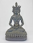 Grande e antiga escultura Tibetana em bronze, retratando Deusa Guan Yin Avalokitesvara Boddhisattva sentada sobre Flor de Lótus. Base em Granito ou Mármore negro. Med. 44 x 24 x 19 cm.
