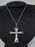 Colar em cruz estilizada em prata de lei com aplicações em mosaico de Ônix, Madrepérola e Jaspe. Med. 45 e 6 cm.