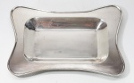 ART DECO - Anos 30/40 - Curiosa travessa alemã com bordas arredondadas em metal branco ALPACA (contraste na borda). Design bastaste atual. Mede 32 x 20 cm.