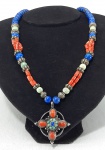 ÍNDIA -  comprido colar em contas de Lápis Lazuli, Coral vermelho, Turquesa e prata de lei. Medidas: 61cm e 5 x 4 cm.