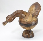 KOREA - Antigo recipiente ou incensário no formado de pato em posição de ataque feito em ferro fundido e laqueado, no estilo arcaico. Período não definido, possivelmenteanterior ao séc.XIX. Mede 17 x 18 x 10 cm.