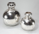 PÉRSIA (IRÃ) - Dois antigos vasos bojudos banhados a prata, martelados e com rebites feitos a mão, no formato de moringas. Med. 21 e 16 cm