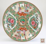 COMPANHIA DAS INDIAS - Grande centro de mesa / medalhão em porcelana chinesa padrão MANDARIM, fartamente decorado com cenas da corte, pássaros, flores e borboletas sobre fundo dourado em esmaltes da Familia Rosa. Marca no fundo. Séc.XIX/XX. Medidas: 34 x 6 cm.