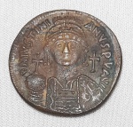 JUSTINIANO I - O GRANDE (527-565 D.C.) - Antiga e grande moeda de bronze BIZANTINA. Ótimo estado. Med. 35 mm. Descritiva:  Constantinopla, Officina 4 DN IVSTINI_ANVS PP AVG, Capacete, busto em couraça, globus cruciger na mão direita, escudo na esquerda, cruz no campo direito. Verso: Grande M, A / N / N / O para a esquerda, XII para a direita, cruzado acima, D abaixo. Não periciada. VER OUTRAS -----> https://www.coinshome.net/en/coin_definition-_Follis-Bronze-Byzantine_Empire_(330_1453)-xdrBwcI0BcgAAAEmK7U6TOhH.htm   -------> https://www.touchofmodern.com/sales/ancient-resource-c3ec3290-ec4c-45d3-b65e-53e4b43f1898/large-byzantine-bronze-coin-justinian-i-527-565-ad?id=large-byzantine-bronze-coin-justinian-i-527-565-ad&sale_id=ancient-resource-c3ec3290-ec4c-45d3-b65e-53e4b43f1898