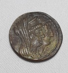 CLEOPATRA THEA E SEU FILHO ANTIOCHUS VIII (125-121 aC). Antiga moeda GREGA - IMPÉRIO SELEUCIDA - Bronze. Med. 29 mm . Não periciada. SOBRE ---- Cleopatra Thea  Foi a governante do Império Helenístico Selêucida e rainha consorte da Síria de 150 a cerca de 125 AC como esposa de três reis sírios : Alexandre Balas , Demetrius II Nicator e Antíoco VII Sidetes . Ela governou a Síria a partir de 125 AC após a morte de Demetrius II Nicator, eventualmente em co-regência com seu filho Antíoco VIII Grypus até 121 ou 120 AC. ----->  https://coins.ha.com/itm/ancients/greek/ancients-seleucid-kingdom-cleopatra-thea-and-antiochus-viii-125-121-bc-ar-tetradrachm-29mm-1659-gm-12h-/a/3037-30089.s    -------      https://www.cgbfr.com/syrie-royaume-seleucide-cleopatre-thea-et-antiochus-viii-grypus-tetradrachme-ttb-ttb,v60_0012,a.html
