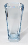 STROMBERGSHYTTAN - Suéçia - Numeração ref. ao final dos anos 50 - Vaso de grosso cristal azulado, linhas retas, altíssimo brilho. ASSINADO E NUMERADO. Med. 28 x 12 x 12 cm.  https://lovehouseny.com/products/circular-glass-vase - Considerado um dos melhores fabricantes de vidro do mundo, sua cor azul característica e design minimalista são exemplificados neste trabalho invulgarmente
