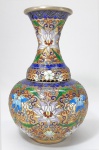 Elegante vaso em cloisonné chinês, fundo dourado e esmaltes coloridos, decorado com flores e arabescos. Med. 26 cm.