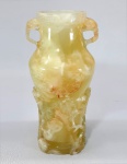 CHINA, Séc.XIX - Antigo vaso com alças, esculpido em bloco de Jade, decorado com ramos, galhos e folhagens ao redor do bojo. Alças vazadas. Borda decorada com gregas. Altura 23 cm.