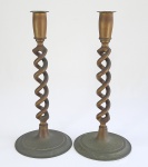 Par de candelabros coloniais com colunas duplas torcidas ao gosto Manuelino em bronze. Séc.XIX /XX. Med. 29 cm.