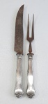 Grande faca e trinchante para assados e churrasco em silverplate. Monogramado. Med. 33 e 29 cm. Marcas de uso e do tempo.