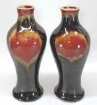 Par de vasos chineses flambé 'San-Yang Kai-Tai' também chamados de 'Transmutation Glaze'. com esmalte negro, verde e sangue de boi. Sem marca no fundo. Período Guangxu 1875-1908. Med. 27 cm.