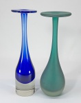 ANOS 50 / 60 - Dois vasos dinamarqueses em vidro estilo SOMMERSO, sendo um verde fosco e um azul (lascado na base). Med. 27 e 28 cm.