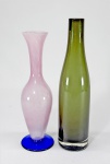 Dois vasos europeus, sendo um italiano em vidro de Murano rosa e azul e um dinamarquês verde (com bicado no bojo) Med. 23.5 e 21 cm.