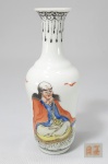 Delicado vasinho chinês em porcelana Republicana, assinado com dois ideogramas. med. 13 cm.