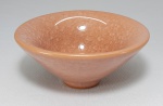 Pequeno e antigo bowl em porcelana chinesa com esmalte craquelado dito vidrado 'ICE CRACKLE' na cor salmão. Possivelmente região de Jingdezhen. Séc.XIX/XX. Med. 10 x 4 cm.
