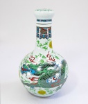 Garrafa para saquê em porcelana chinesa, decorada com dragão. Med. 20 cm.