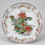 Prato em porcelana chinesa decorado com flores vermelhas. Med. 24 cm.